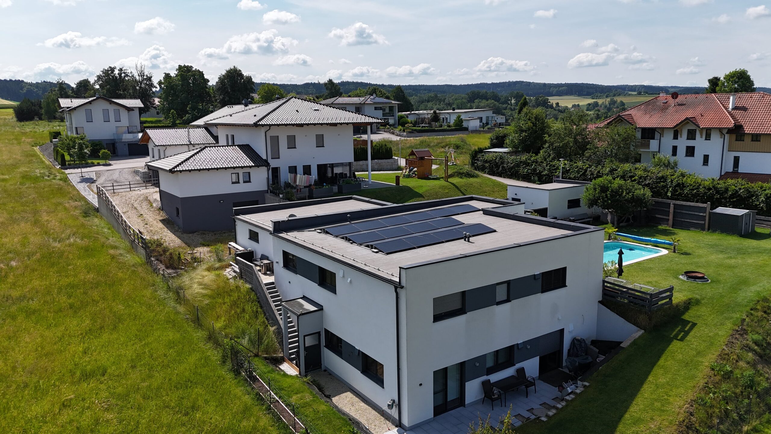 Photovoltaikanlage auf einem Einfamilienhaus, Luftaufnahme