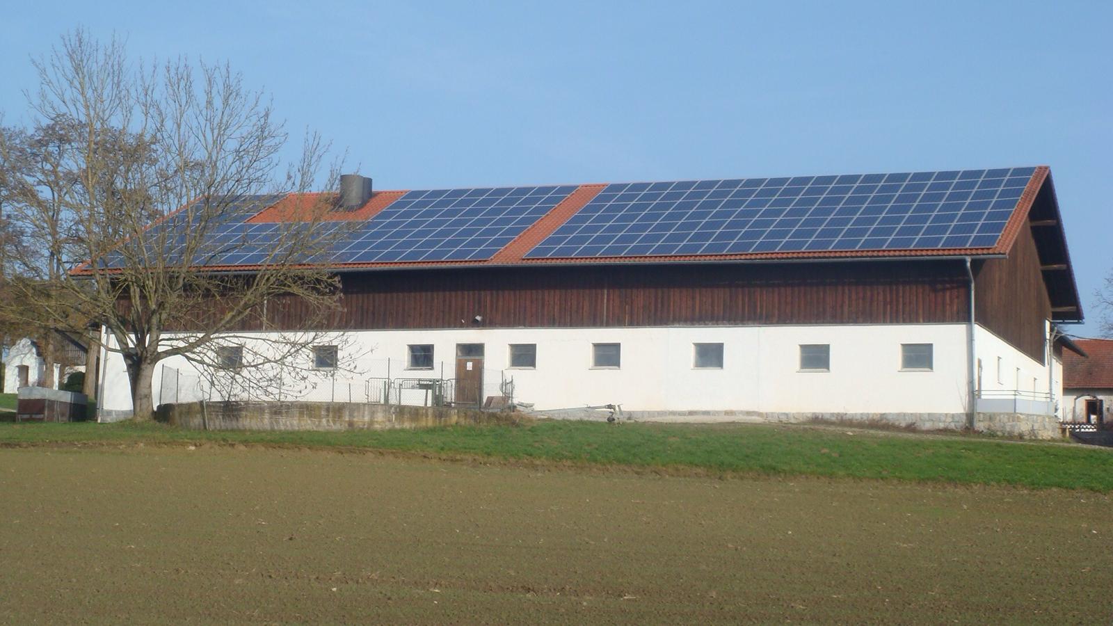 Photovoltaikanlage auf einem landwirtschaftlichen Gebäude